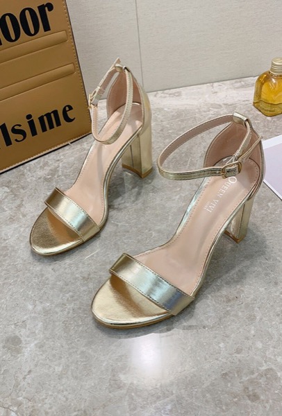 Sandales à talon dorées — Brillance royale